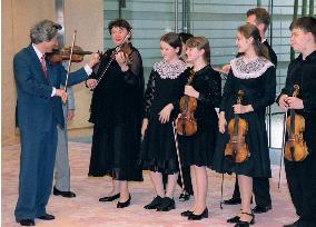 Koizumi plays 'Twinkle, Twinkle, Little Star' on violin